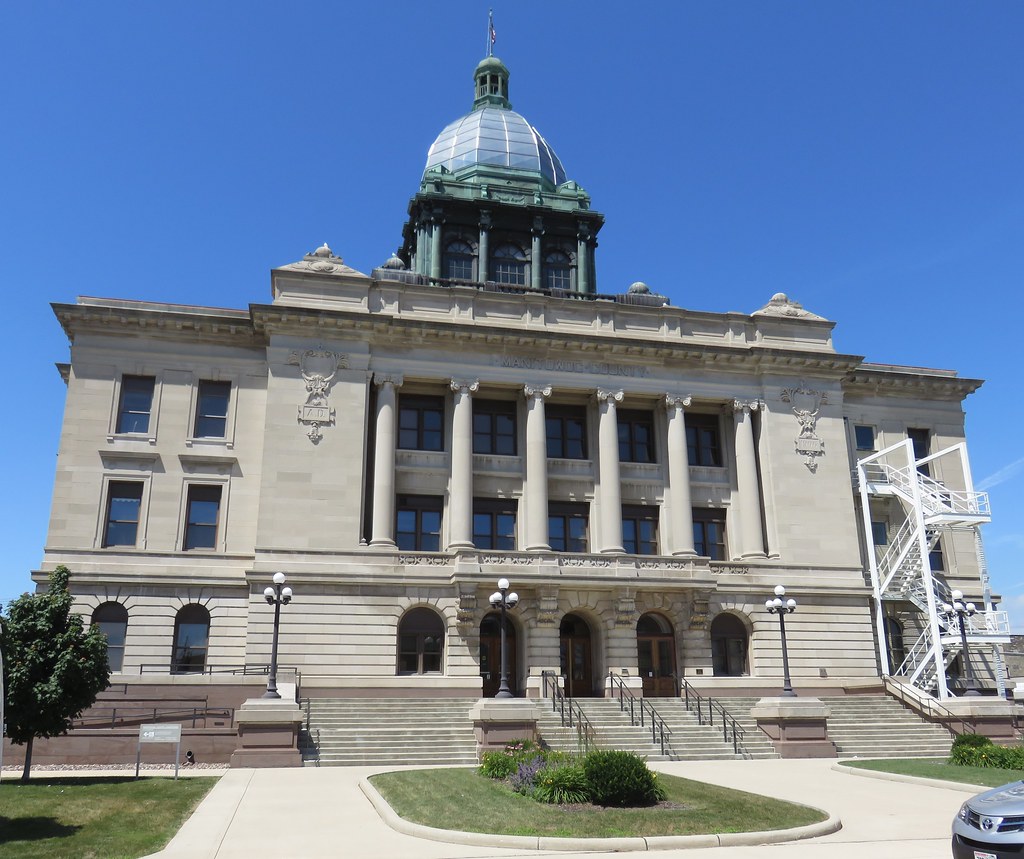 manitowoc-county-courthouse