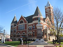 Green_County_Courthouse_and_war_memorial