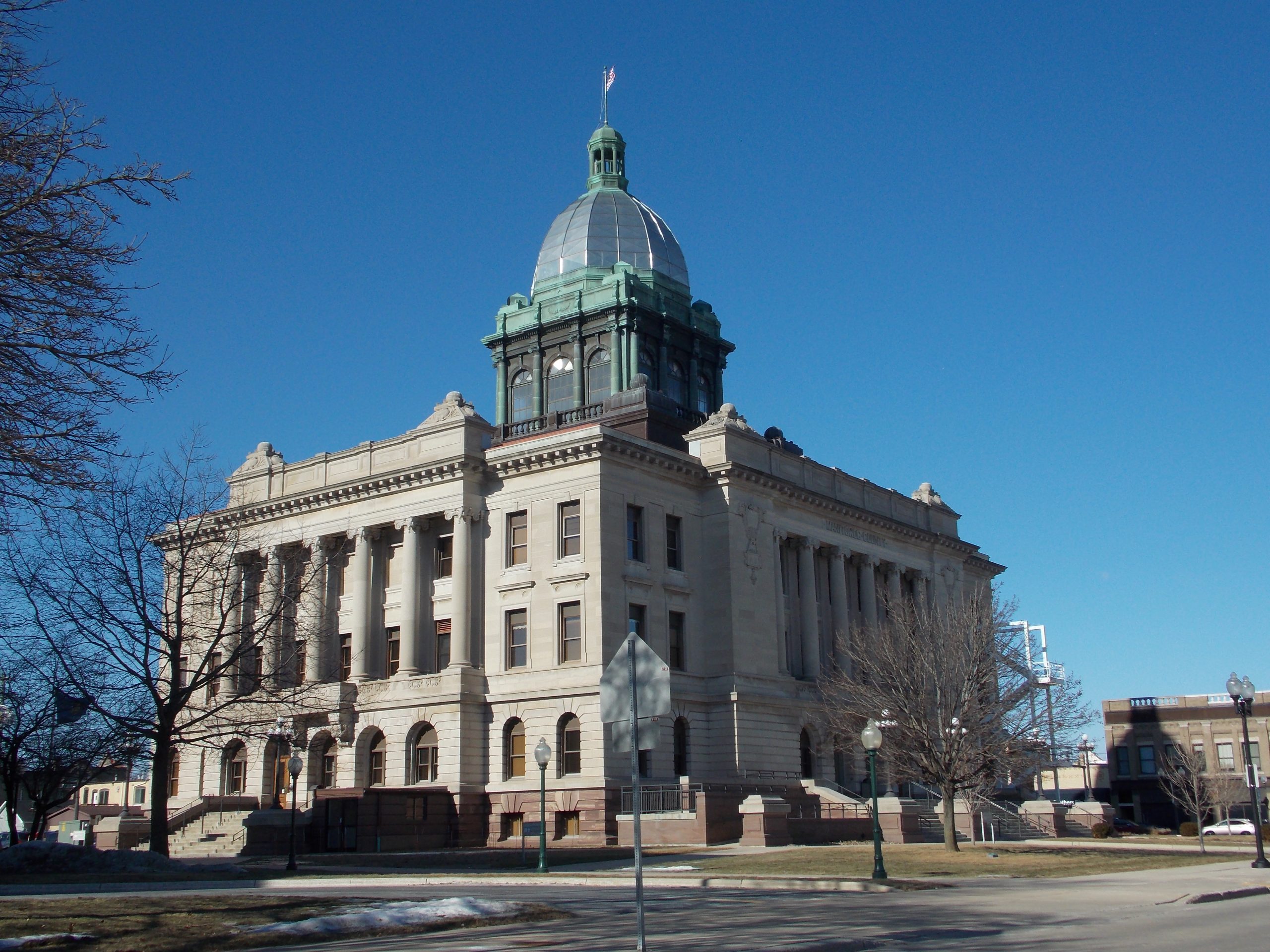 manitowoc-county-courthouse-wide