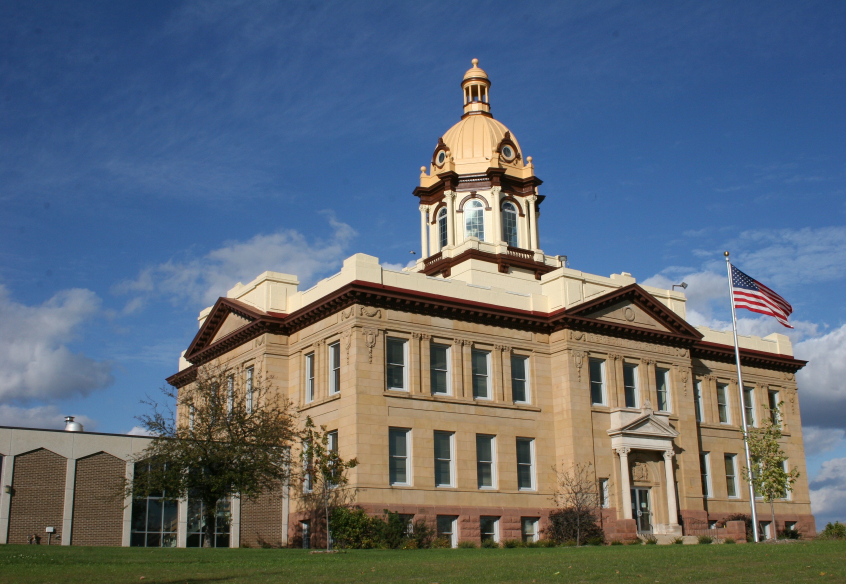 pierce-county-wisconsin-courthouse-exterior